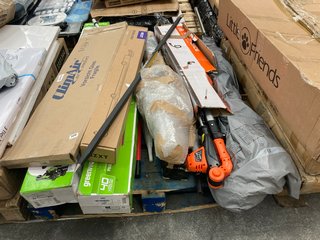 PALLET OF ASSORTED GARDEN ITEMS TO INCLUDE GREENWORKS 40V POLE HEDGE TRIMMER: LOCATION - A8 (KERBSIDE PALLET DELIVERY)