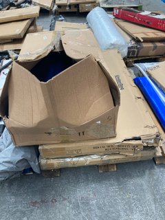 PALLET OF ASSORTED PET ITEMS TO INCLUDE UNDERDOG PET CRATE: LOCATION - A8 (KERBSIDE PALLET DELIVERY)