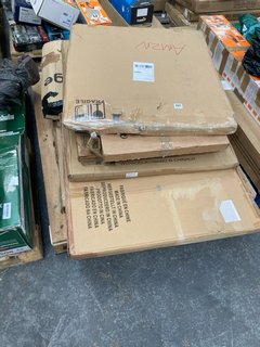 PALLET OF ASSORTED BABY GATES TO INCLUDE HAUCK ADJUSTABLE GATE: LOCATION - A8 (KERBSIDE PALLET DELIVERY)