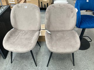 SET OF 2 DINING CHAIRS IN VELVET BEIGE: LOCATION - B3