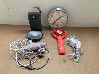 QTY OF ASSORTED ITEMS TO INCLUDE GREY FREESTANDING CLOCK: LOCATION - AR4