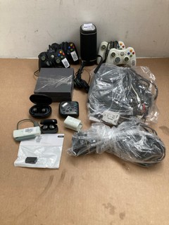 QTY OF ASSORTED ITEMS TO INCLUDE 2 X WHITE GAMING CONTROLLERS: LOCATION - AR5