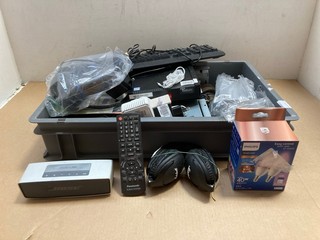 QTY OF ASSORTED TECH ITEMS TO INCLUDE LENOVO QWERTY KEYBOARD IN BLACK: LOCATION - AR11