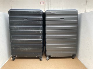 2 X ASSORTED MEDIUM HARD SHELL BLACK SUIT CASES IN BLACK AND GREY: LOCATION - A8T