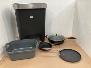 QTY OF ASSORTED ITEMS TO INCLUDE SIMPLEHUMAN BLACK & SILVER BIN: LOCATION - A8T