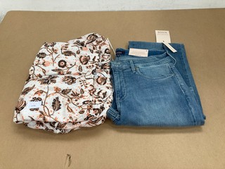 AND/OR WOMENS FRANCISCA TIER SKIRT IN MULTI - SIZE UK 18 TO ALSO INCLUDE NYDJ WOMENS MARILYN STRAIGHT THISTLE FALLS DENIM JEANS IN LIGHT WASH BLUE - SIZE UK 8: LOCATION - A7T