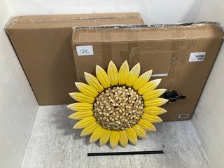 2 X GARDEN REFLECTIONS LARGE SUNFLOWER SOLAR STAKE LIGHTS: LOCATION - G15