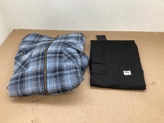 ROKWEAR WORK TROUSERS IN BLACK SIZE 14R TO INCLUDE DICKIES PLAID JACKET IN BLUE SIZE XL: LOCATION - E5