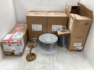 3 X ASSORTED FURNITURE TO INCLUDE HINKLEY HOLLIE WALL LIGHT IN BRASS AND OPAL: LOCATION - E7