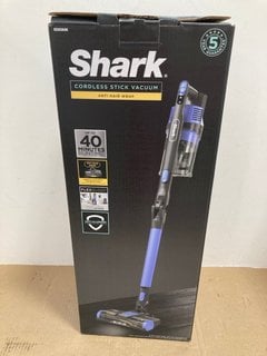 SHARK ANTI HAIR WRAP CORDLESS STICK VACUUM CLEANER MODEL: IZ202UK RRP - £249: LOCATION - E0