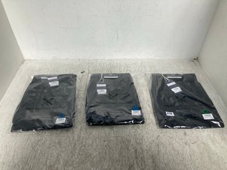 3 X ASSORTED MENS CLOTHING TO INCLUDE CREW CLOTHING COMPANY SLIM CHINO IN BLACK SIZE 36R: LOCATION - E12