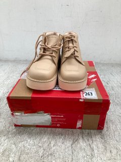 KICKERS NUDE LOW BOOT SIZE UK 7.5: LOCATION - E14