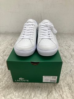 LACOSTE POWERCOURT TRAINER IN WHITE SIZE UK 6: LOCATION - E14