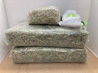 QTY OF ASSORTED PET ITEMS TO INCLUDE TIMOTHY HAY 5KG BLEND BEDDING: LOCATION - E15