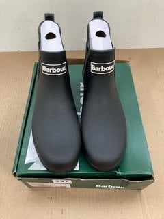 BARBOUR WILTON LOW BOOT IN BLACK SIZE UK 6: LOCATION - E16