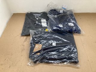 3 X ASSORTED MENS CLOTHING ITEMS TO INCLUDE NIKE FAIRWAY CARDIGAN IN NAVY SIZE M: LOCATION - E16