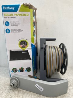 3 X ASSORTED OUTDOOR ITEMS TO INCLUDE BESTWAY SOLAR-POWERED POOL HEATER PAD: LOCATION - E2