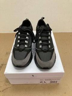 CLEENS ESSENTIAL RUNNER EVO TRAINERS IN ANTHRACITE SIZE: 8 RRP - £160: LOCATION - E0