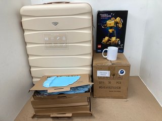 QTY OF ASSORTED ITEMS TO INCLUDE FLIGHT KNIGHT TRAVEL SUITCASE IN CREAM: LOCATION - G15