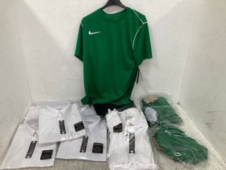 QTY OF ASSORTED MENS CLOTHING TO INCLUDE 3 X NIKE LOGO PRINT SPORT TOPS IN GREEN SIZE: M: LOCATION - G16