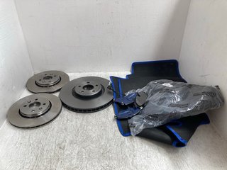 QTY OF ASSORTED VEHICLE ITEMS TO INCLUDE 3 X ASSORTED SIZED METAL BRAKE DISCS: LOCATION - G17