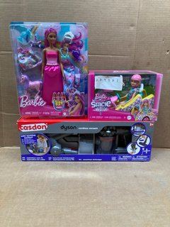 3 X ASSORTED CHILDRENS TOYS TO INCLUDE 2 X BARBIE DOLL SETS , CASDON DYSON VACUUM CLEANER TOY: LOCATION - G8