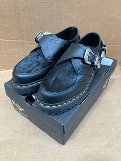 DR MARTENS RAMSEY MONK SMOOTH CLASSIC HAIR ONE BUCKLE SHOES IN BLACK SIZE: 5 RRP - £180: LOCATION - G8