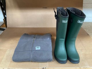 JILEON EXTRA WIDE CALF WELLIES IN GREEN SIZE: 9 TO INCLUDE THE NORTH FACE LOGO PRINT FLEECE LINED ZIP UP HOODIE IN DARK GREY SIZE: L: LOCATION - G10