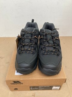 TRESPASS FINLEY LOW CUT WALKING BOOTS IN BLACK SIZE: 12: LOCATION - G11