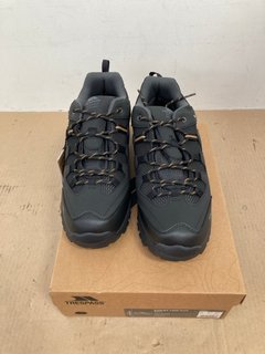 TRESPASS FINLEY LOW CUT WALKING BOOTS IN BLACK SIZE: 12: LOCATION - G11