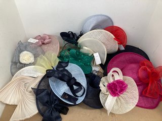 QTY OF ASSORTED WOMENS FORMAL FASCINATOR HATS IN VARIOUS COLOURS: LOCATION - G11