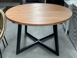 JOHN LEWIS & PARTNERS CALIA 4-6 SEATER ROUND EXTENDING DINING TABLE IN OAK AND BLACK - RRP £848: LOCATION - B5