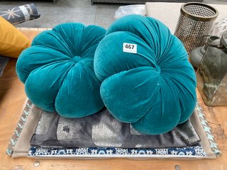 QTY OF ASSORTED SOFT FURNISHINGS TO INCLUDE PETAL STYLE SMALL SCATTER CUSHION IN TEAL: LOCATION - D7