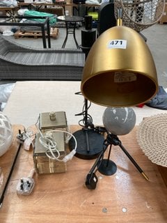 (COLLECTION ONLY) QTY OF ASSORTED LIGHTING ITEMS TO INCLUDE DOME STYLE TABLE LAMP IN BLACK AND BRASS FINISH: LOCATION - D7