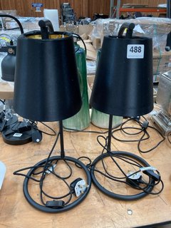 PAIR OF CONTEMPORARY STYLE TABLE LAMPS IN BLACK AND BRASS FINISH: LOCATION - D7