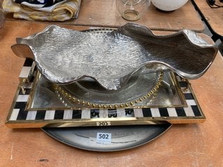 (COLLECTION ONLY) QTY OF ASSORTED HOMEWARE TO INCLUDE ORNATE STYLE SERVING TRAY WITH CHECKERBOARD STYLE FRAME AND BRASS ACCENTS: LOCATION - D7