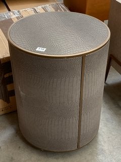 MODERN CONTEMPORARY STYLE ROUND SIDE TABLE IN GREY FAUX CROCODILE AND ANTIQUE BRASS: LOCATION - B7