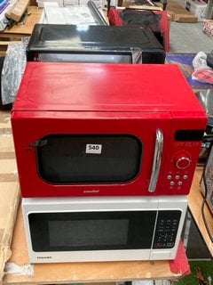 4 X ASSORTED MICROWAVES TO INCLUDE COMFEE MICROWAVE IN RED AND CHROME AND TOSHIBA DIGITAL MICROWAVE IN WHITE AND BLACK: LOCATION - B9