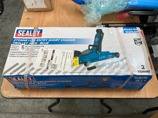 SEALEY 2 TONNE LOW ENTRY SHORT CHASSIS TROLLEY JACK IN BLUE: LOCATION - B9