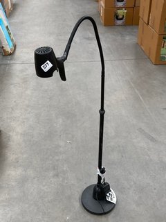 MODERN CONTEMPORARY STYLE SLIM FLOOR LAMP IN BLACK FINISH: LOCATION - B9