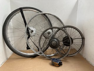 4 X ASSORTED CYCLING WHEELS IN VARIOUS SIZES: LOCATION - BR5