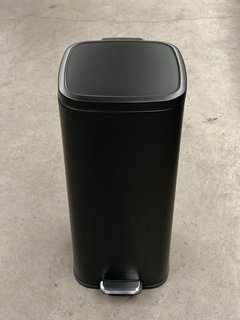 JOHN LEWIS & PARTNERS 40 LITRE TOUCH TOP BIN IN BLACK: LOCATION - CT8