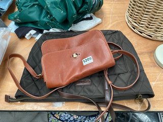 2 X BARBOUR BAGS TO INCLUDE BARBOUR LEATHER OVER SHOULDER BAG: LOCATION - DT7