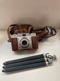 AGFA SILETTE PRONTOR SVS VINTAGE CAMERA WITH LENS HOOD, LIGHT METER AND TRIPOD: LOCATION - CR