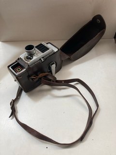 A BELL AND HOWELL VINTAGE 8MM CINE CAMERA: LOCATION - CR