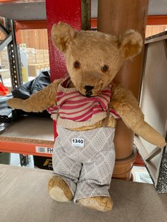 A JOINTED VINTAGE TEDDY BEAR: LOCATION - CR