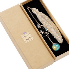 22 X METAL FEATHER BOOKMARK WITH 3D HUMMINGBIRD AND AND GLASS BEADS PENDANT, HANDMADE VINTAGE BOOKMARK WITH GIFT BOX, BOOKMARK GIFTS FOR WOMEN, KIDS, READERS, TEACHERS - TOTAL RRP £92: LOCATION - B R