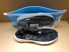 QUANTITY OF ASSORTED ITEMS TO INCLUDE RACQUA WOMENS BEACH SWIMMING POOL WATER SHOES LIGHTWEIGHT QUICK DRYING AQUA SHOES ATHLETIC SPORT WALKING SHOES BLACK 6.5: LOCATION - B RACK