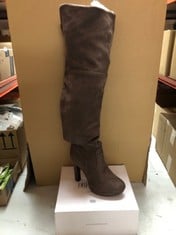 QUANTITY OF ASSORTED ITEMS TO INCLUDE DREAM PAIRS WOMEN'S THIGH HIGH CHUNKY HEEL PLATFORM OVER THE KNEE BOOTS HIGH PLAT KHAKI SIZE 8 UK/10 US: LOCATION - B RACK