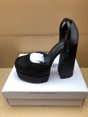 QUANTITY OF ASSORTED ITEMS TO INCLUDE LADIES BLACK HIGH HEEL SHOE SIZE 5 : LOCATION - B RACK